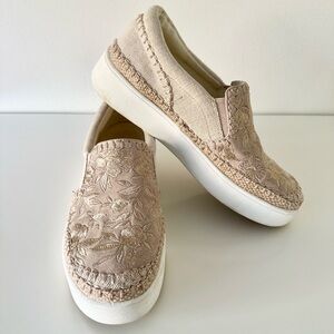 Johnny Was CECILIA Slip On Sneakers Floral Embroidered Platform Size 9.5